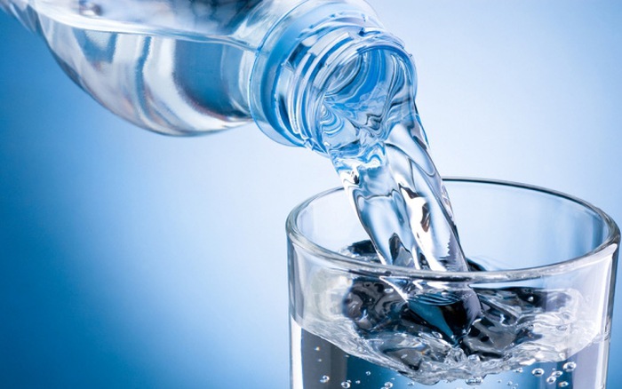 Uống đủ nước- Cách chữa đi ngoài ra máu hiệu quả