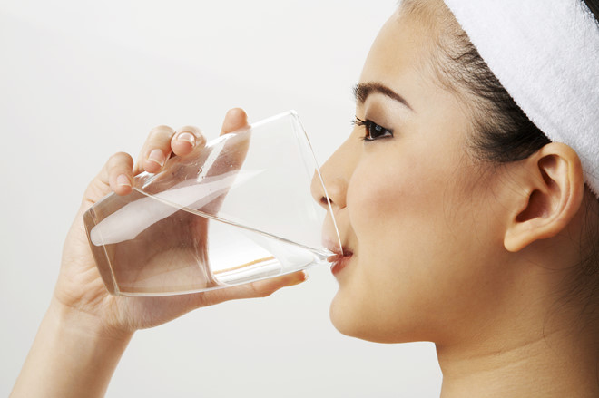 Uống đủ nước- Cách trị chậm kinh đau bụng lâm râm hiệu quả