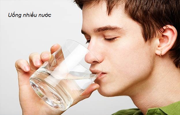 Uống ít nhất 2 lít nước mỗi ngày