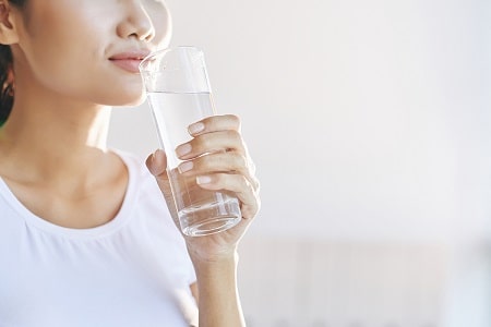 Gợi ý về các cách để hết kinh ngay lập tức - Uống đủ nước mỗi ngày