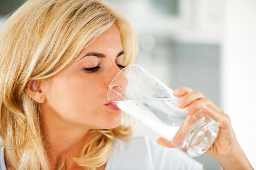 Uống ít nhất 2 lít nước mỗi ngày