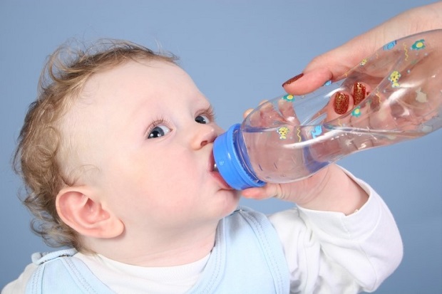Tích cực cho trẻ uống nhiều nước
